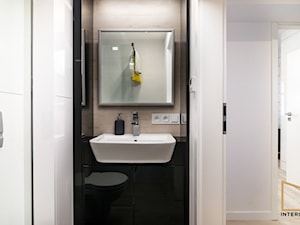 Oławska - Mała bez okna z lustrem łazienka - zdjęcie od Grupa Interio