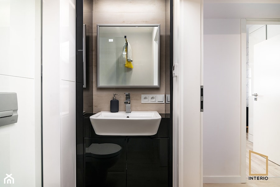 Oławska - Mała bez okna z lustrem łazienka - zdjęcie od Grupa Interio