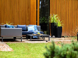 Kolekcja ogrodowa Lea - Średni z meblami ogrodowymi taras z tyłu domu - zdjęcie od miloo-home
