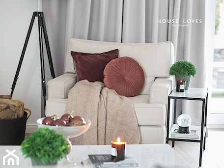 Aranżacje wnętrz - Salon: Metamorfoza salonu House Loves dla Miloo Home - Mały szary salon - miloo-home. Przeglądaj, dodawaj i zapisuj najlepsze zdjęcia, pomysły i inspiracje designerskie. W bazie mamy już prawie milion fotografii!