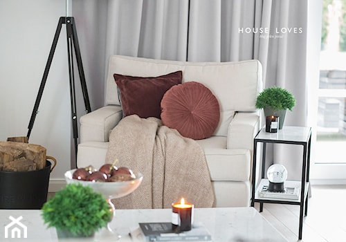 Metamorfoza salonu House Loves dla Miloo Home - Mały szary salon - zdjęcie od miloo-home