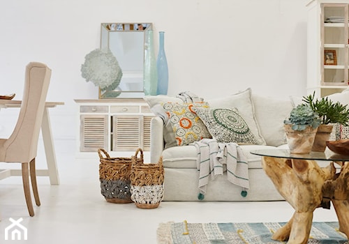 Boho Indoor - Biały salon z jadalnią z barkiem - zdjęcie od miloo-home