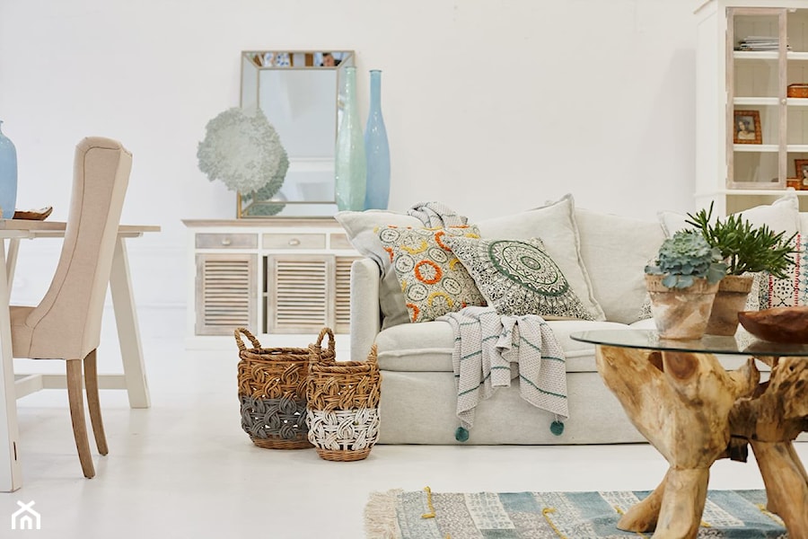 Boho Indoor - Biały salon z jadalnią z barkiem - zdjęcie od miloo-home