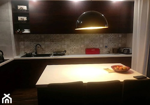 Moja nowa kuchnia - Średnia otwarta z salonem beżowa szara z zabudowaną lodówką z nablatowym zlewozmywakiem kuchnia w kształcie litery l z wyspą lub półwyspem z oknem, styl tradycyjny - zdjęcie od ewahabykk2