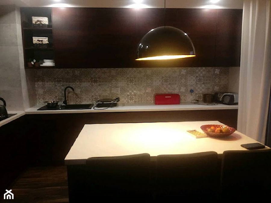 Moja nowa kuchnia - Średnia otwarta z salonem beżowa szara z zabudowaną lodówką z nablatowym zlewozmywakiem kuchnia w kształcie litery l z wyspą lub półwyspem z oknem, styl tradycyjny - zdjęcie od ewahabykk2