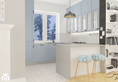 Dom Krosno - Mała otwarta z kamiennym blatem szara z zabudowaną lodówką kuchnia w kształcie litery g z oknem, styl skandynawski - zdjęcie od SMOLIK I WIATROWSKA projektowanie wnętrz online