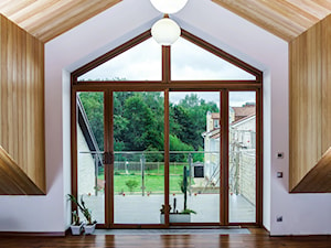 Okna nietypowe - Duży z podłogą z desek taras z tyłu domu, styl nowoczesny - zdjęcie od Vetrex – Okna i Drzwi Premium