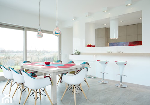 Okna w kolorze - Średnia biała jadalnia jako osobne pomieszczenie, styl nowoczesny - zdjęcie od Vetrex – Okna i Drzwi Premium