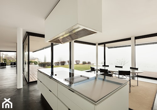 Okna nietypowe - Duża biała jadalnia w kuchni, styl minimalistyczny - zdjęcie od Vetrex – Okna i Drzwi Premium