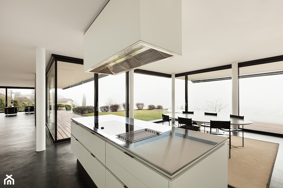 Okna nietypowe - Duża biała jadalnia w kuchni, styl minimalistyczny - zdjęcie od Vetrex – Okna i Drzwi Premium