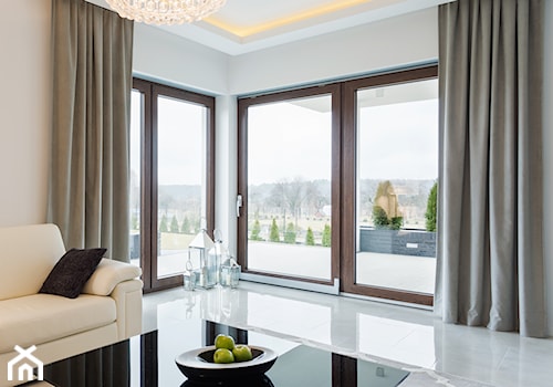 Okna w kolorze - Średni beżowy salon z tarasem / balkonem, styl tradycyjny - zdjęcie od Vetrex – Okna i Drzwi Premium