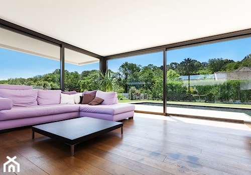 Okna w kolorze - Duży beżowy salon, styl minimalistyczny - zdjęcie od Vetrex – Okna i Drzwi Premium
