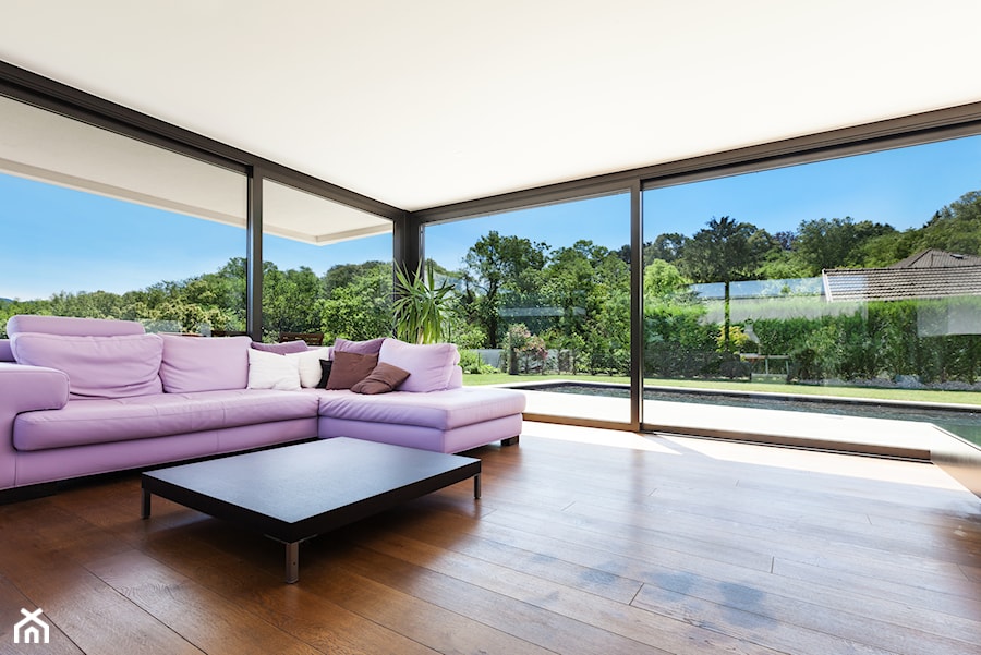 Okna w kolorze - Duży beżowy salon, styl minimalistyczny - zdjęcie od Vetrex – Okna i Drzwi Premium