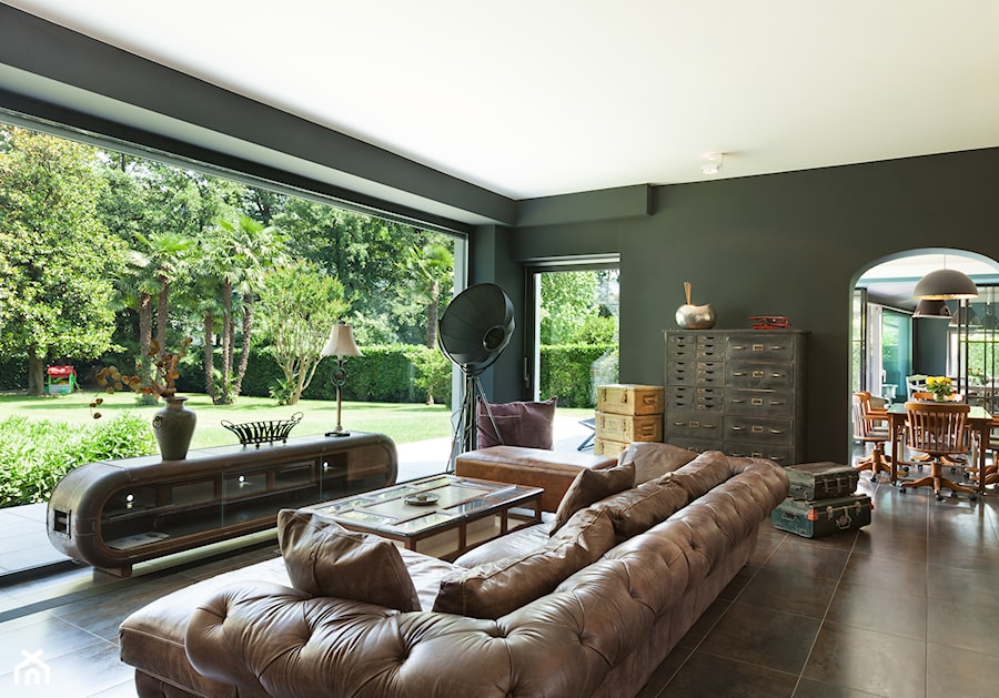 Okna w kolorze - Duży zielony salon z jadalnią z tarasem / balkonem, styl vintage - zdjęcie od Vetrex – Okna i Drzwi Premium