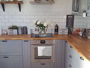 MÓJ OSOBISTY RAJ NA ZIEMI - Średnia biała z zabudowaną lodówką kuchnia w kształcie litery l, styl skandynawski - zdjęcie od MójOsobistyRajNaZiemi