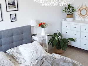 MÓJ OSOBISTY RAJ NA ZIEMI - Średnia biała sypialnia, styl skandynawski - zdjęcie od MójOsobistyRajNaZiemi