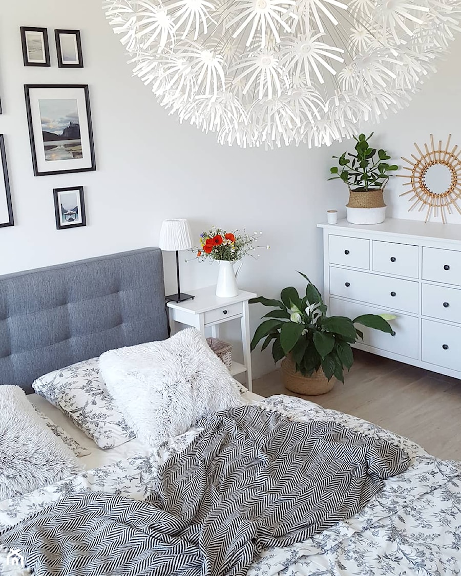 MÓJ OSOBISTY RAJ NA ZIEMI - Średnia biała sypialnia, styl skandynawski - zdjęcie od MójOsobistyRajNaZiemi