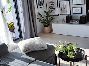 MÓJ OSOBISTY RAJ NA ZIEMI - Średni biały salon z tarasem / balkonem, styl skandynawski - zdjęcie od MójOsobistyRajNaZiemi