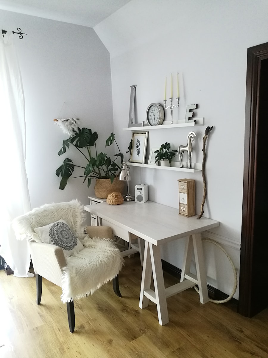 Scandi Boho - Mała biała z biurkiem sypialnia na poddaszu - zdjęcie od emiliana.pl