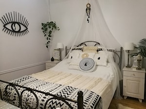 Scandi Boho - Mała biała sypialnia - zdjęcie od emiliana.pl