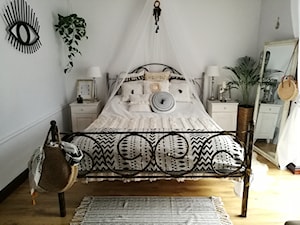 Scandi Boho - Średnia biała sypialnia - zdjęcie od emiliana.pl