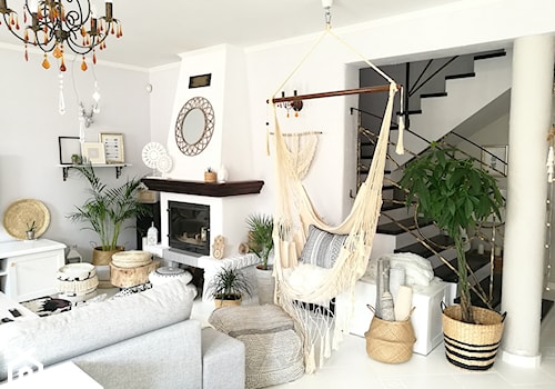 Scandi Boho - Mały biały salon, styl skandynawski - zdjęcie od emiliana.pl