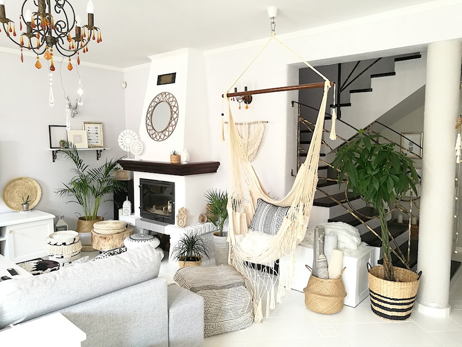 Scandi Boho - Mały biały salon, styl skandynawski - zdjęcie od emiliana.pl