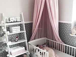Mały czarny różowy pokój dziecka dla niemowlaka dla dziewczynki - zdjęcie od StudioDekor