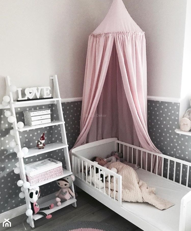 Mały czarny różowy pokój dziecka dla niemowlaka dla dziewczynki - zdjęcie od StudioDekor