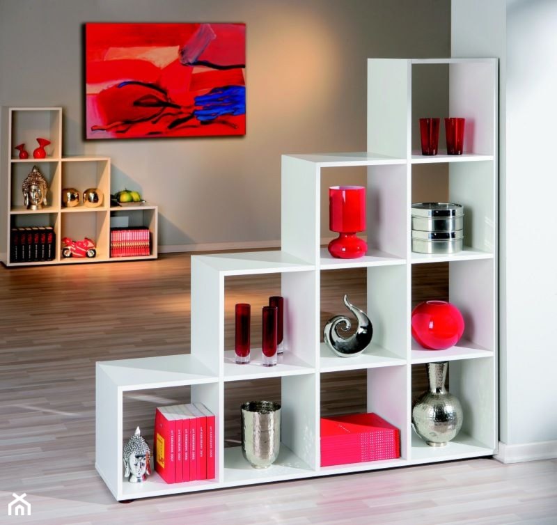 Szary salon z bibiloteczką, styl minimalistyczny - zdjęcie od meblujesz