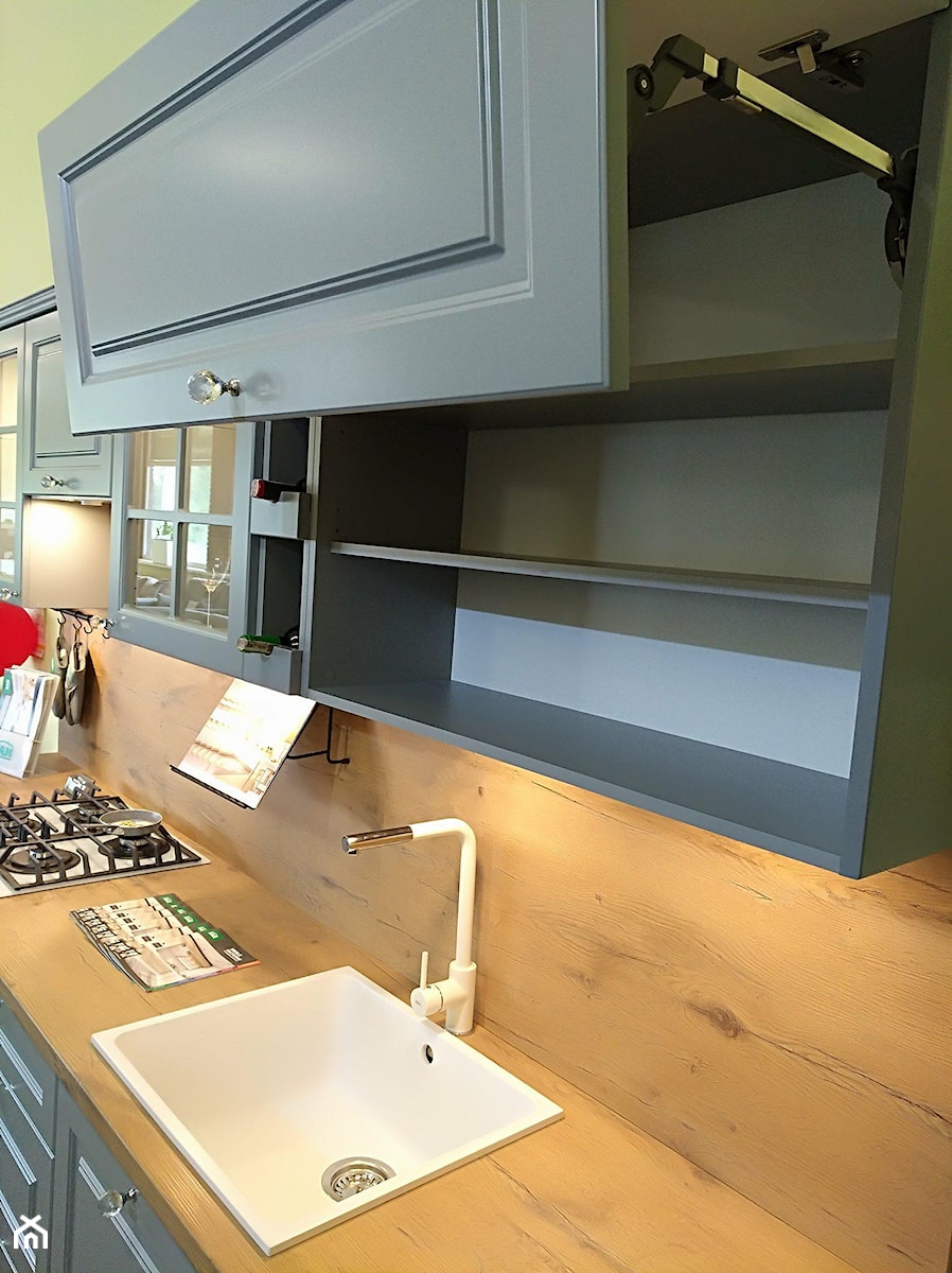 Skandynawia w Lędzinach - Z salonem z zabudowaną lodówką z nablatowym zlewozmywakiem kuchnia jednorzędowa - zdjęcie od ARTOmeb Salon Meblowy Studio Kuchenne