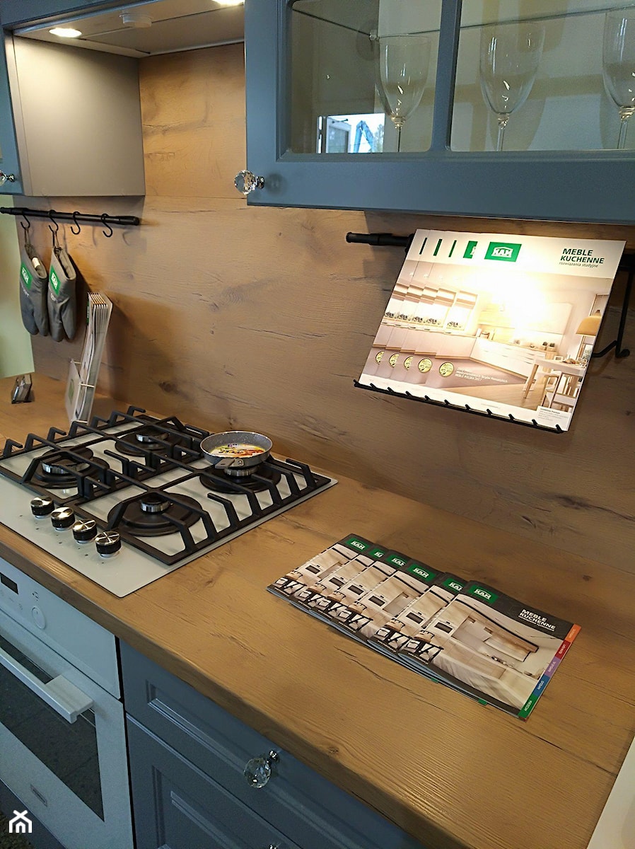 Skandynawia w Lędzinach - Z salonem z zabudowaną lodówką kuchnia jednorzędowa - zdjęcie od ARTOmeb Salon Meblowy Studio Kuchenne