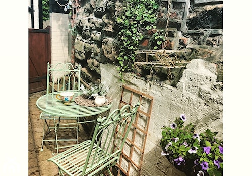 #tajemniczyogrod - Średni z podłogą z kostki brukowej z meblami ogrodowymi z donicami na kwiaty taras rustykalny z tyłu domu - zdjęcie od Marta Siwek 5