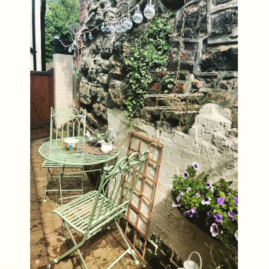 #tajemniczyogrod - Średni z podłogą z kostki brukowej z meblami ogrodowymi z donicami na kwiaty taras rustykalny z tyłu domu - zdjęcie od Marta Siwek 5