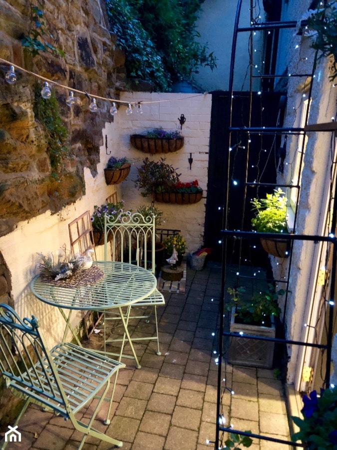 #tajemniczyogrod - Mały z podłogą z kostki brukowej z meblami ogrodowymi z donicami na kwiaty taras z tyłu domu - zdjęcie od Marta Siwek 5 - Homebook