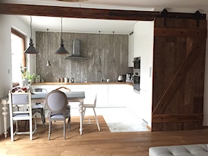 salon z kuchnią - Średnia otwarta z salonem biała z zabudowaną lodówką z nablatowym zlewozmywakiem kuchnia w kształcie litery l z oknem - zdjęcie od natalia