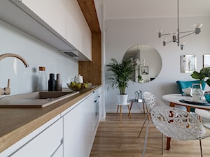 Gdańsk, stylizacja, mieszkanie do wynajęcia - Średnia otwarta z salonem biała z zabudowaną lodówką z nablatowym zlewozmywakiem kuchnia jednorzędowa, styl glamour - zdjęcie od Homestagerka w Trójmieście