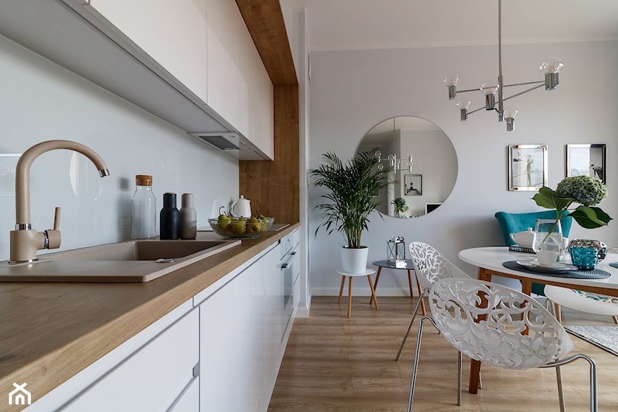 Gdańsk, stylizacja, mieszkanie do wynajęcia - Średnia otwarta z salonem biała z zabudowaną lodówką z nablatowym zlewozmywakiem kuchnia jednorzędowa, styl glamour - zdjęcie od Homestagerka w Trójmieście