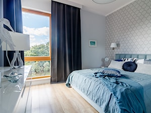 Gdańsk, stylizacja, mieszkanie do wynajęcia - Mała szara sypialnia, styl glamour - zdjęcie od Homestagerka w Trójmieście