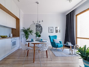 Gdańsk, stylizacja, mieszkanie do wynajęcia - Średnia otwarta z salonem biała z zabudowaną lodówką kuchnia jednorzędowa z oknem z kompozytem na ścianie nad blatem kuchennym, styl glamour - zdjęcie od Homestagerka w Trójmieście