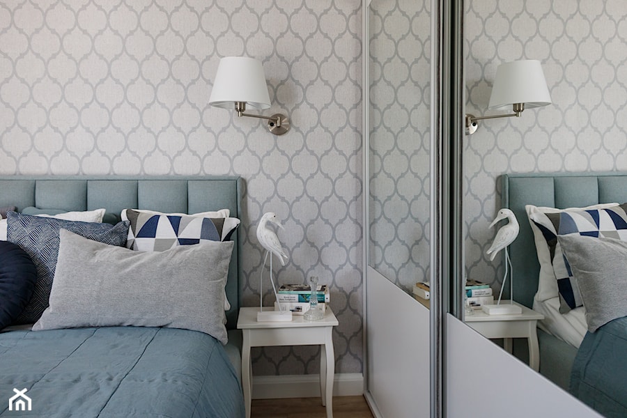 Gdańsk, stylizacja, mieszkanie do wynajęcia - Mała szara sypialnia, styl glamour - zdjęcie od Homestagerka w Trójmieście