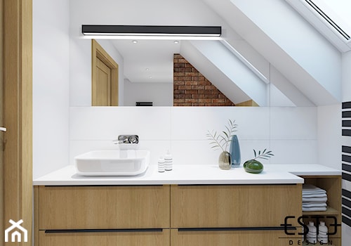 Łazienka z cegłą na poddaszu - Duża na poddaszu z lustrem z punktowym oświetleniem łazienka z oknem, styl skandynawski - zdjęcie od Este Design