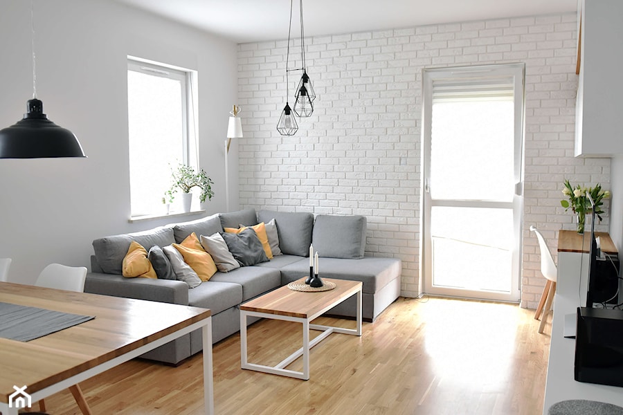 008 - Średni biały salon z jadalnią z tarasem / balkonem - zdjęcie od IDI Studio