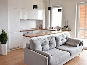 005 - Mały biały salon z kuchnią - zdjęcie od IDI Studio