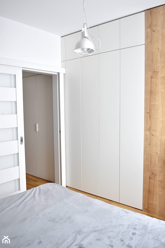 008 - Mała biała sypialnia - zdjęcie od IDI Studio - Homebook