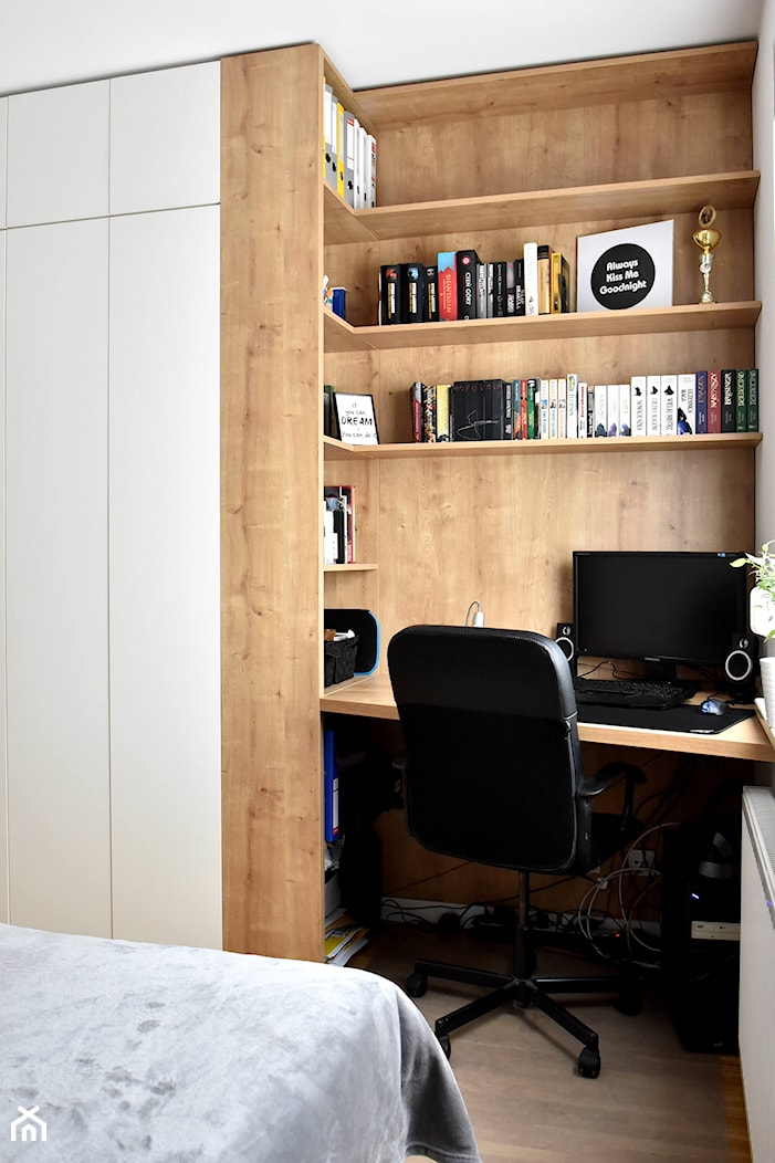 008 - Małe w osobnym pomieszczeniu z sofą z zabudowanym biurkiem biuro - zdjęcie od IDI Studio - Homebook