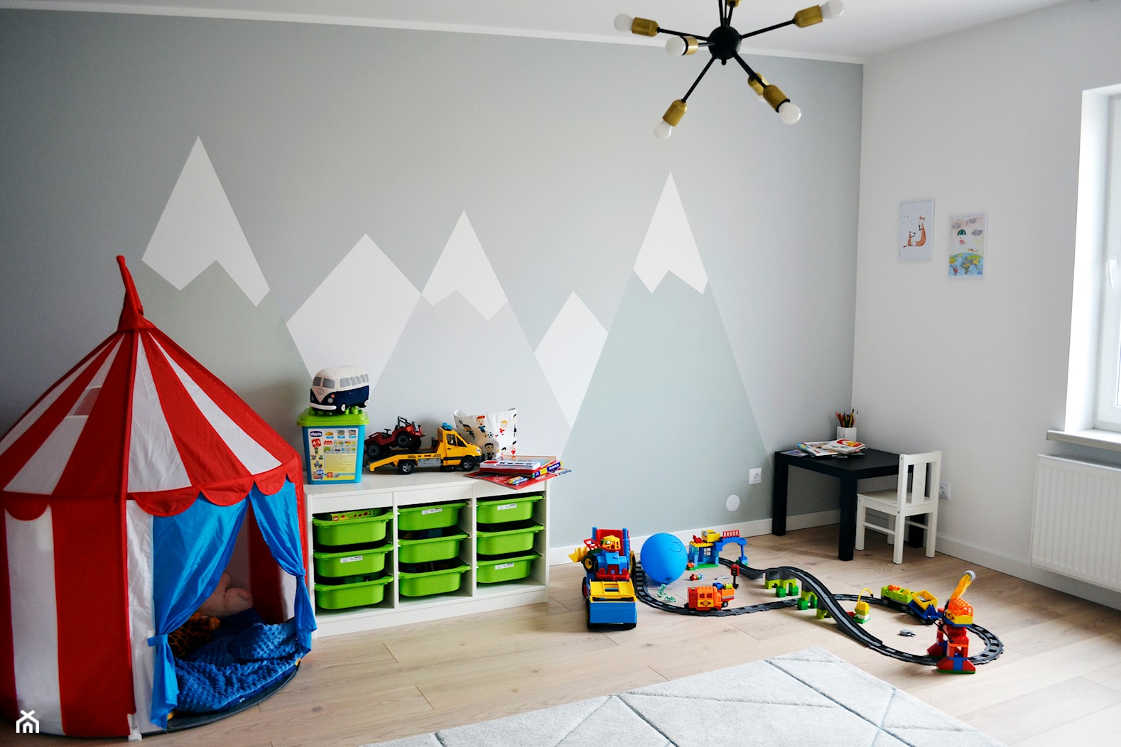 Dom wolnostojący Rumia 140m2 - Średni biały szary pokój dziecka dla dziecka dla chłopca, styl skandynawski - zdjęcie od IDS projektowanie wnętrz - Homebook