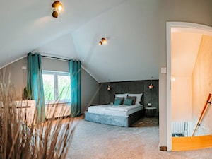 Apartament nad morzem 95m2 - Średnia szara sypialnia na poddaszu, styl nowoczesny - zdjęcie od IDS projektowanie wnętrz