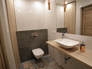 Mieszkanie 100m2 - Mała na poddaszu bez okna z lustrem łazienka, styl nowoczesny - zdjęcie od IDS projektowanie wnętrz