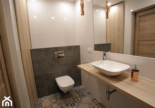 Mieszkanie 100m2 - Mała na poddaszu bez okna z lustrem łazienka, styl nowoczesny - zdjęcie od IDS projektowanie wnętrz